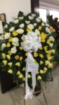 corona-funebre-blanca-y-amarilla-con-rosas