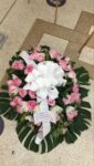 corona-funebre-rosas-rosadas-con-mono-condolencias