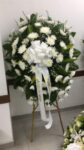 corona-funebre-crisantemos-blancos-con-mono-condolencias