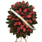 corona-funebre-anturios-rojos-elegante-condolencias
