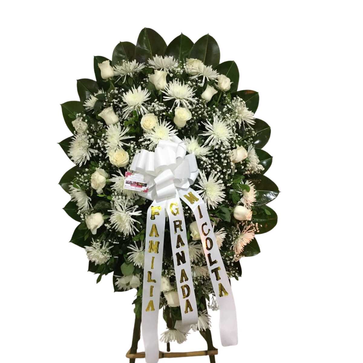 Corona fúnebre blanca elegante con crisantemos y rosas