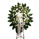 corona-funebre-blanca-con-follaje-verde-elegante