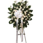 corona-funebre-blanca-con-moño-y-rosas-condolencias
