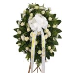 corona-funebre-blanca-con-rosas-y-crisantemos-clasica