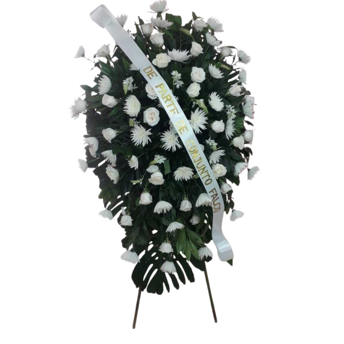 Corona fúnebre blanca de rosas y crisantemos