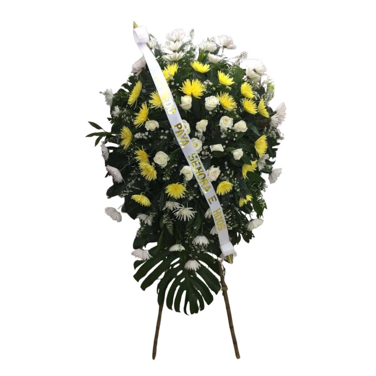 Corona fúnebre blanca y amarilla con crisantemos y rosas