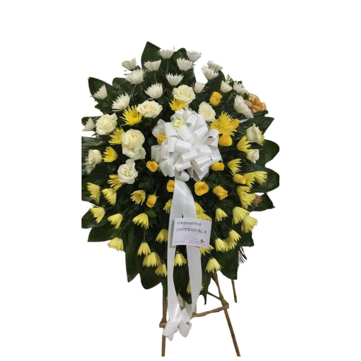Corona fúnebre blanca y amarilla con rosas