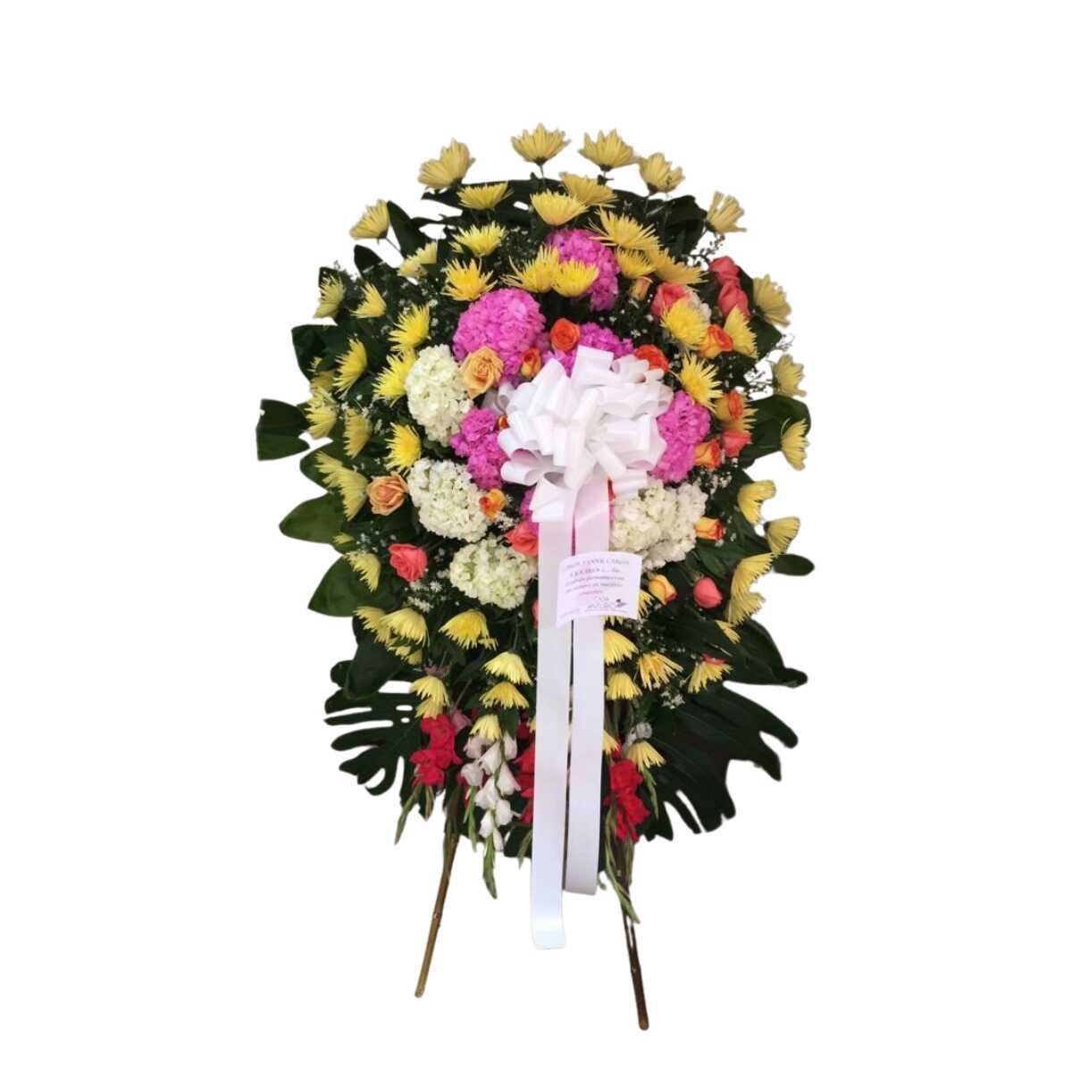 Corona fúnebre colorida con flores mixtas y crisantemos