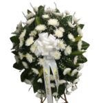 corona-funebre-crisantemos-blancos-con-mono-condolencias