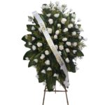 corona-funebre-rosas-blancas-con-follaje-elegante