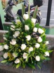 arreglo-funebre-rosas-blancas-base-elegante-condolencias