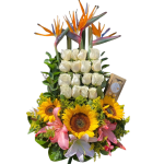 Arreglo de rosas blancas y girasoles para cumpleaños